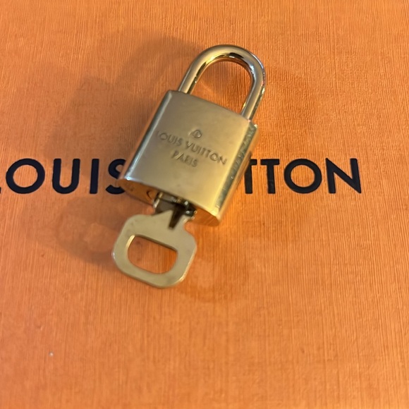 No 431 Louis Vuitton Padlock Set - Picture 6 of 8